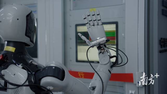 智慧保電“機器人天團”出動