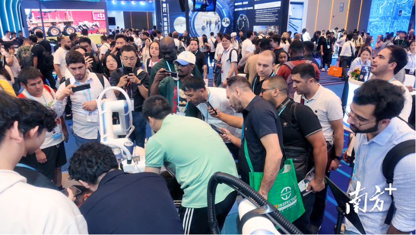 “大展拳腳”的理療機(jī)器人