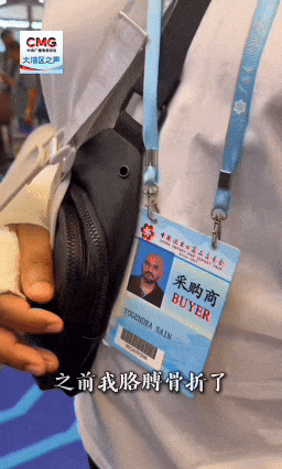 一站式能對接上百家供應商的便利甚至讓手臂骨折的印度采購商約根德拉·賽因帶傷入場。