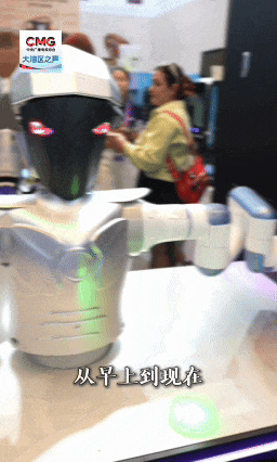 在第138屆廣交會的服務機器人專區，一場關于未來智能生活的全景預演實時呈現吸引全球的采購商駐足圍觀。