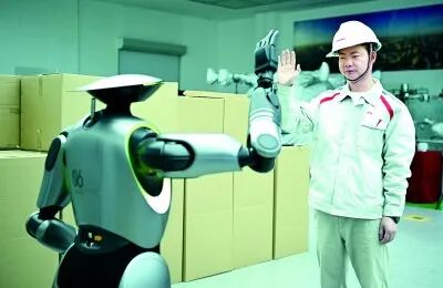 在位于廣州的廣汽研究院，技術人員在演示人形機器人互動功能。