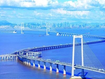 車輛行駛在深中通道上。