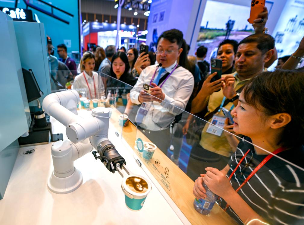 10月15日，在第138屆廣交會服務機器人專區，展商向觀眾展示一款商用咖啡機器人設備。