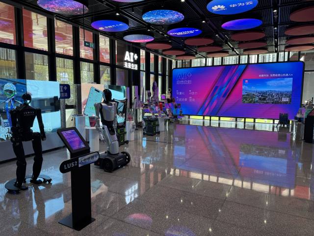 人工智能、智能制造、工業設計、生命健康等一批香港科技成果也在兩地協作轉化落地。