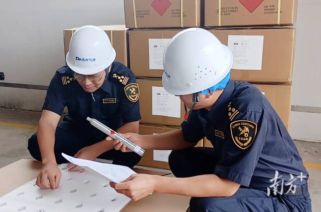 海關駐會人員早在今年5月火炬尚在生產階段已與廣東賽區執委會大型活動和志愿服務部火炬傳遞處建立聯系