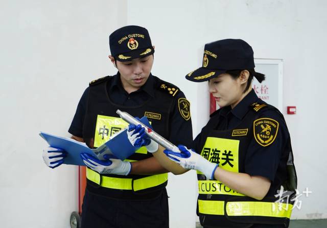 海關對該批火炬燃料瓶的運輸包裝進行了仔細檢驗。