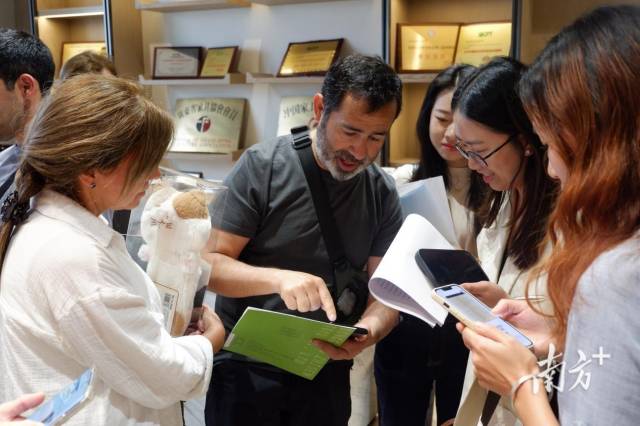 推出“優才卡”分層服務體系，為A-F類人才提供“安居+醫療+教育+政務”全方位保障。