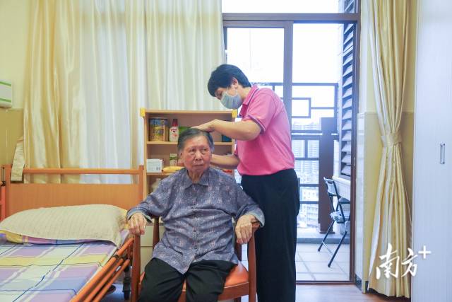 護工給林蘭芳梳頭。