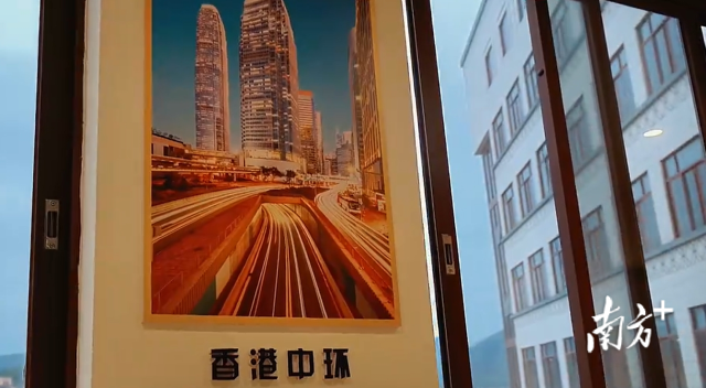養(yǎng)老中心掛著香港中環(huán)的圖片。視頻截圖