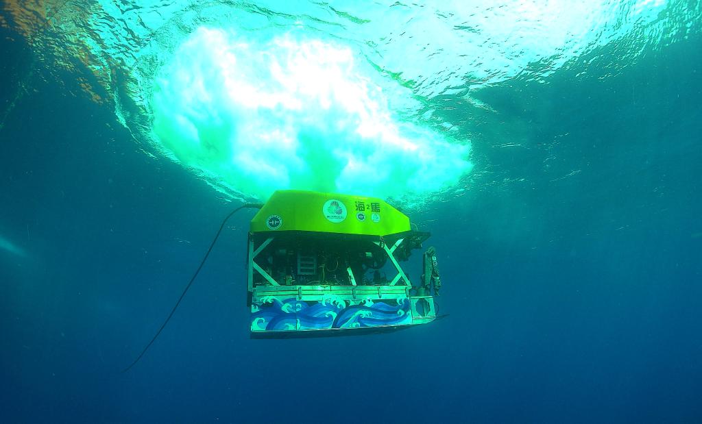 水中的“海馬”號深海遙控潛水器（9月18日攝）。新華社發(fā)（陳馳攝）