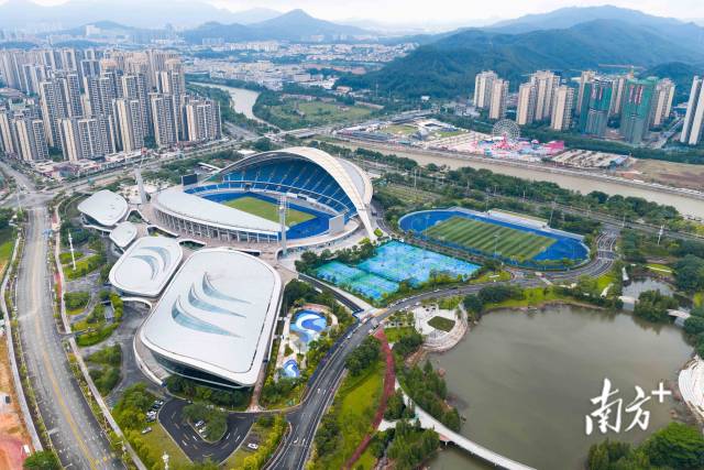 俯瞰江門體育中心，這里將承辦十五運會的花樣游泳、排球（女子20歲以下組）項目。