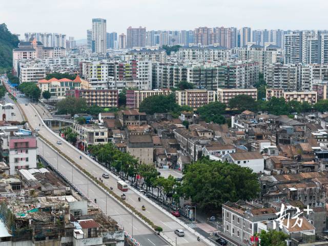 啟明里位于廣東省江門市蓬江區長堤歷史文化街區東段，原為裕順窯場舊址，是江門現存最早、保留最完整的百年華僑古村落之一。