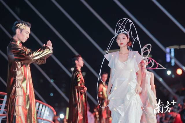 “T臺(tái)走秀”現(xiàn)場(chǎng)