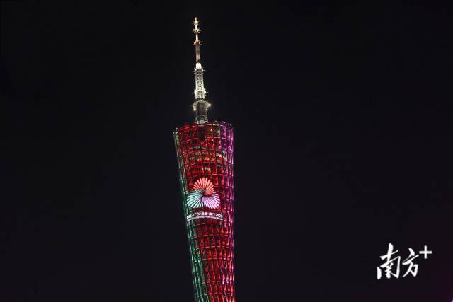 “小蠻腰”新裝展現(xiàn)“灣區(qū)三色”