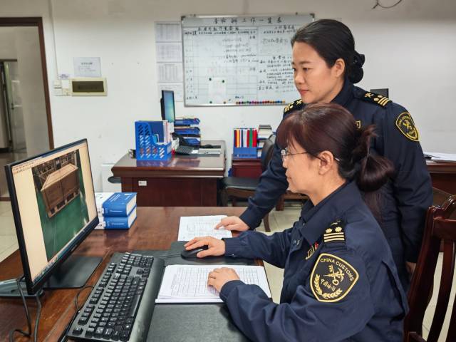 肇慶海關關員通過“出口鋰電包裝智慧監管業務管理系統”對出口鋰電池進行驗放。李超越 攝