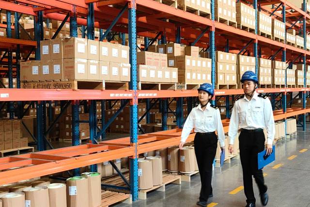 肇慶海關關員在廣東金田銅業有限公司了解生產管理情況。陳秉華 攝