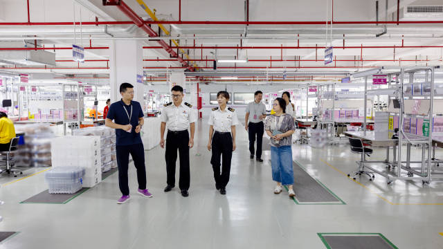 肇慶海關關員在維珍妮智創科技（肇慶）有限公司了解生產管理情況。黃結敏 攝 