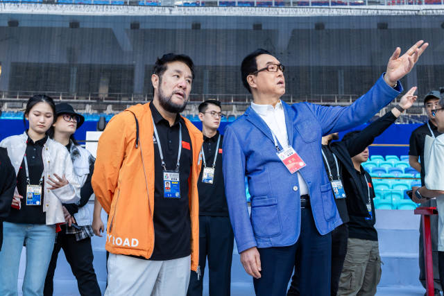 總導演郎昆（右）和藝術總監陳維亞。