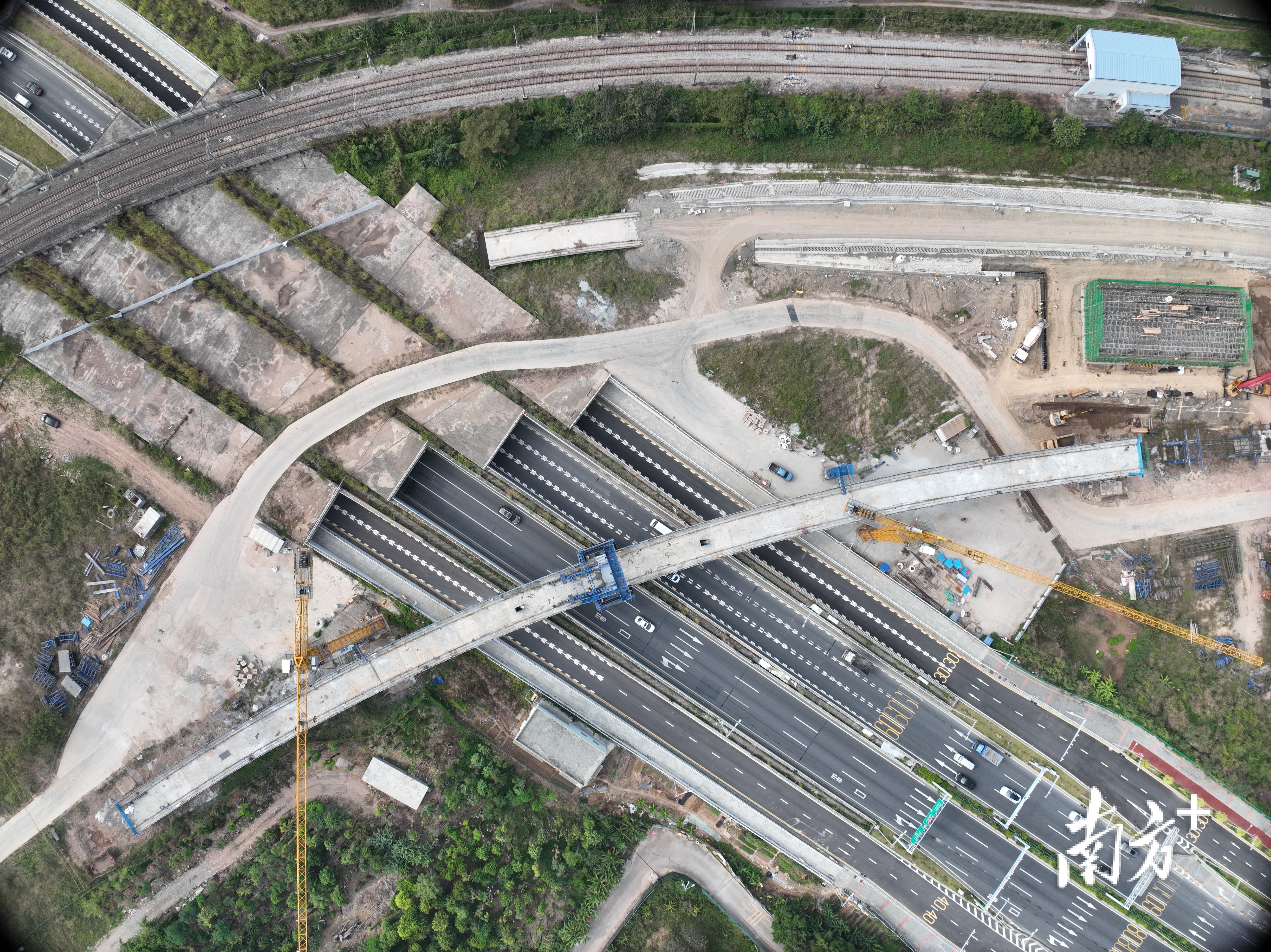 廣南聯絡線跨動走線特大橋連續梁中跨合龍