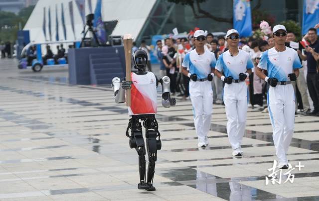 11月2日，十五運會深圳站火炬傳遞活動現場，人形機器人“夸父”擔任“0號”火炬手參加傳遞。