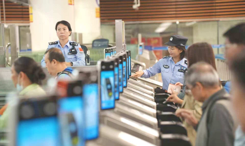 凌晨時段經(jīng)皇崗口岸入境的旅客經(jīng)智能快捷通道“刷臉”絲滑通關(guān)。 通訊員 黃俊生 供圖