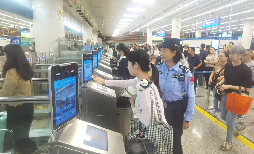 皇崗邊檢站民警在福田口岸入境大廳智能快捷通道區(qū)域指導(dǎo)旅客“刷臉”快速通關(guān)體驗(yàn)。 通訊員 黃俊生 供圖