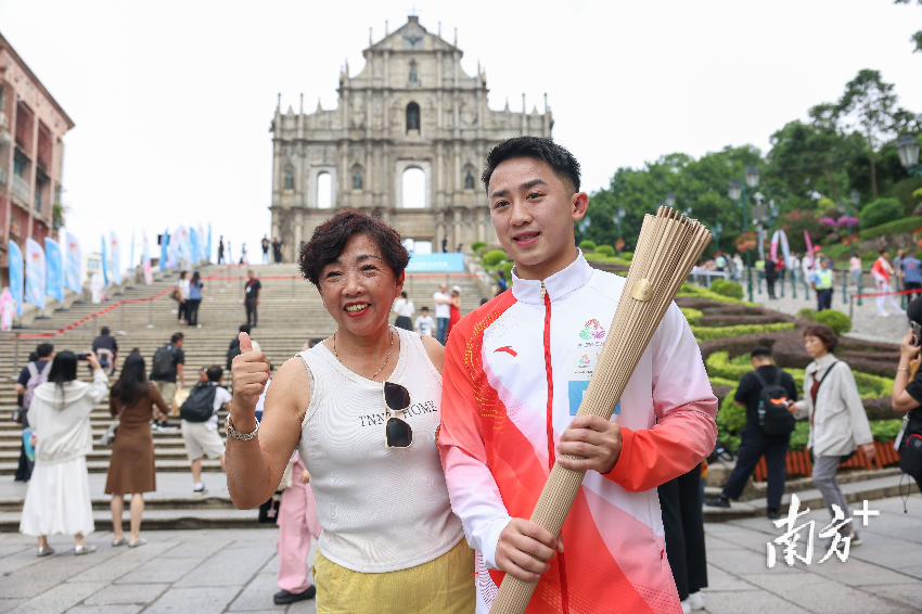 十五運會火炬?zhèn)鬟f打破歷屆慣例，首次實現(xiàn)香港、澳門、廣州、深圳四城同傳。