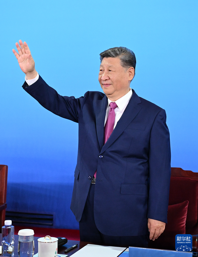 11月9日晚，中共中央總書記、國家主席、中央軍委主席習近平在廣東省廣州市出席中華人民共和國第十五屆運動會開幕式并宣布運動會開幕。這是習近平在主席臺上向大家揮手致意。新華社記者 謝環馳 攝