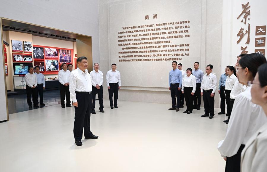 11月7日至8日，中共中央總書記、國家主席、中央軍委主席習(xí)近平在廣東考察。這是7日下午，習(xí)近平在位于梅州市梅縣區(qū)雁洋鎮(zhèn)的葉劍英紀(jì)念館參觀時，同工作人員親切交流。新華社記者 謝環(huán)馳 攝