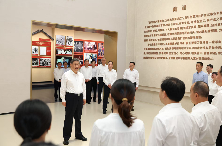 11月7日至8日，中共中央總書記、國家主席、中央軍委主席習(xí)近平在廣東考察。這是7日下午，習(xí)近平在位于梅州市梅縣區(qū)雁洋鎮(zhèn)的葉劍英紀(jì)念館參觀時，同工作人員親切交流。新華社發(fā)（肖翊 攝）