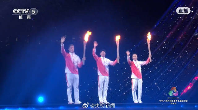  粵港澳三地火炬手蘇炳添、張家朗、李祎手持名為“綻放”火炬，一起點燃主火炬