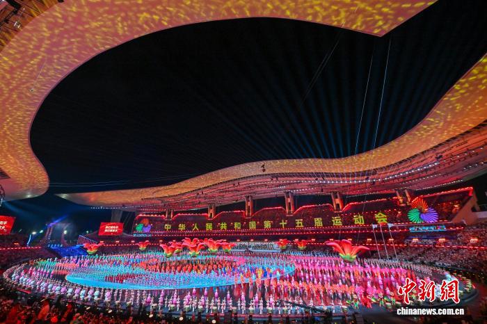 11月9日晚，第十五屆全國(guó)運(yùn)動(dòng)會(huì)開幕式在廣東奧林匹克體育中心舉行。圖為現(xiàn)場(chǎng)文體展演。 中新社記者 陳驥旻 攝