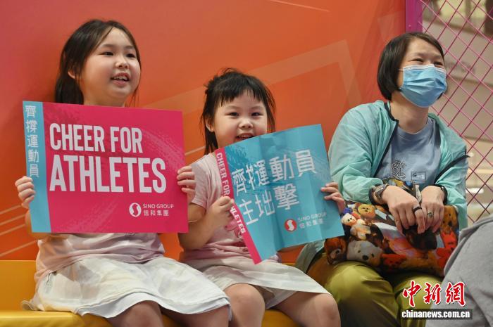 11月9日晚，香港民眾在香港一家商場內觀看第十五屆全國運動會開幕式的直播。圖為小女孩觀看直播，支持運動員。　中新社記者 李志華 攝