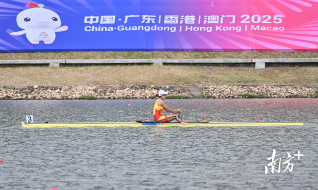 11月6日，第十五屆全運(yùn)會(huì)賽艇項(xiàng)目預(yù)賽在廣州舉行。新華社發(fā)