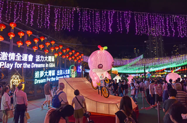 10月6日，香港維多利亞公園中秋彩燈里的十五運會元素。新華社發