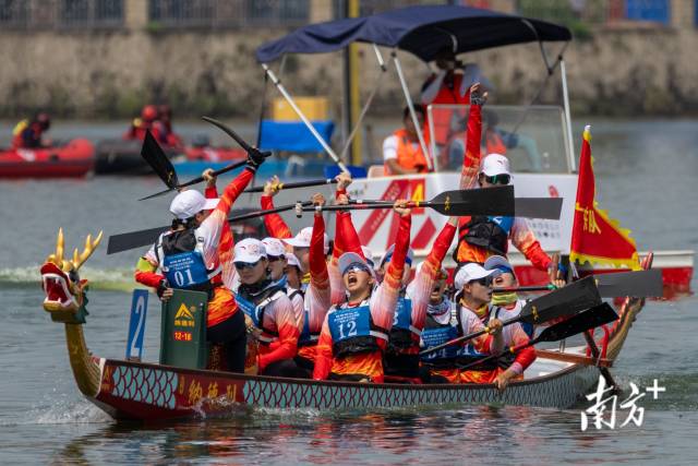 十五運會群眾比賽龍舟項目決賽在佛山舉辦，女子組100米直道賽廣東隊隊員興奮慶祝奪冠。南方+記者 姚志豪 攝