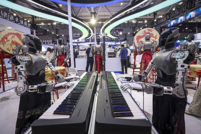 高交會機器人彈琴表演 南方+ 朱洪波 拍攝