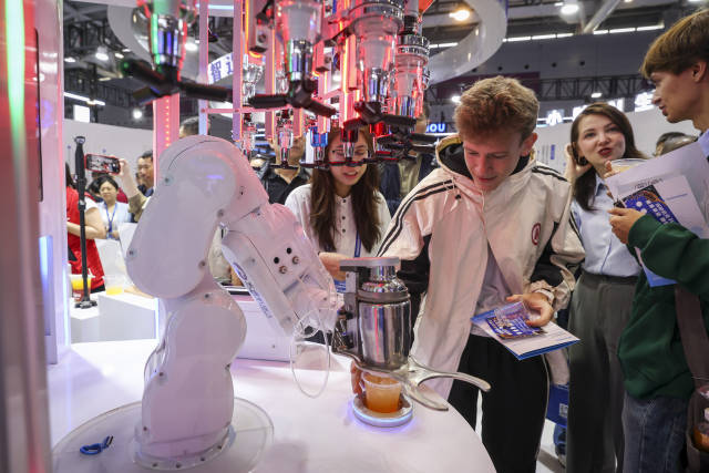 高交會機械臂做飲料 南方+ 朱洪波 拍攝