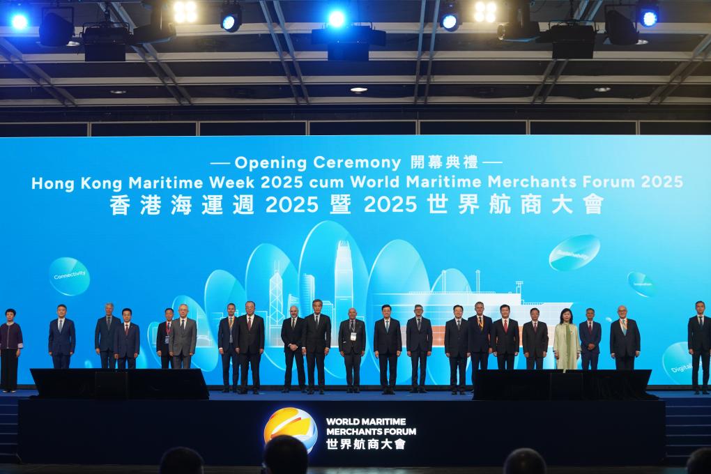 11月17日，參會人士在會場合影。新華社發 譚佳銘 攝