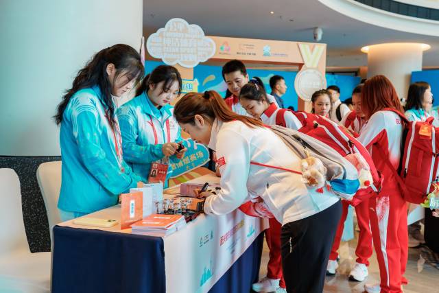 肇慶“小海豚”為運動員提供服務。肇慶執委會志愿者工作部供圖