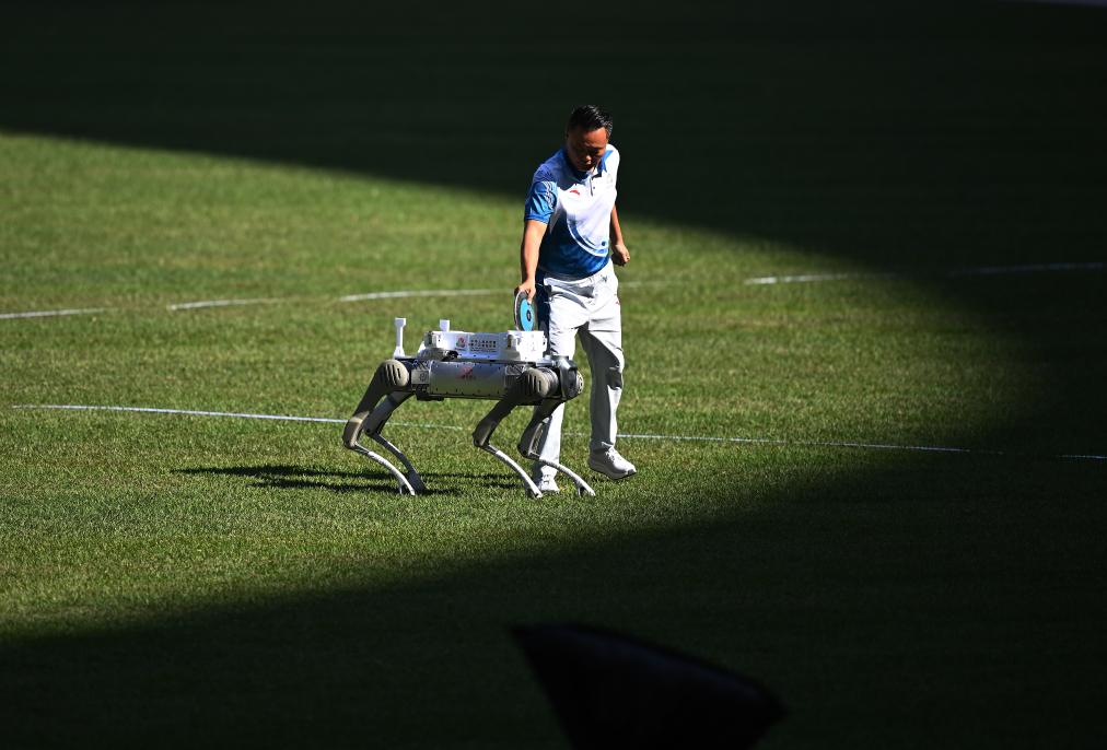 11月16日，機器人在田徑男子十項全能鐵餅比賽中運送鐵餅。