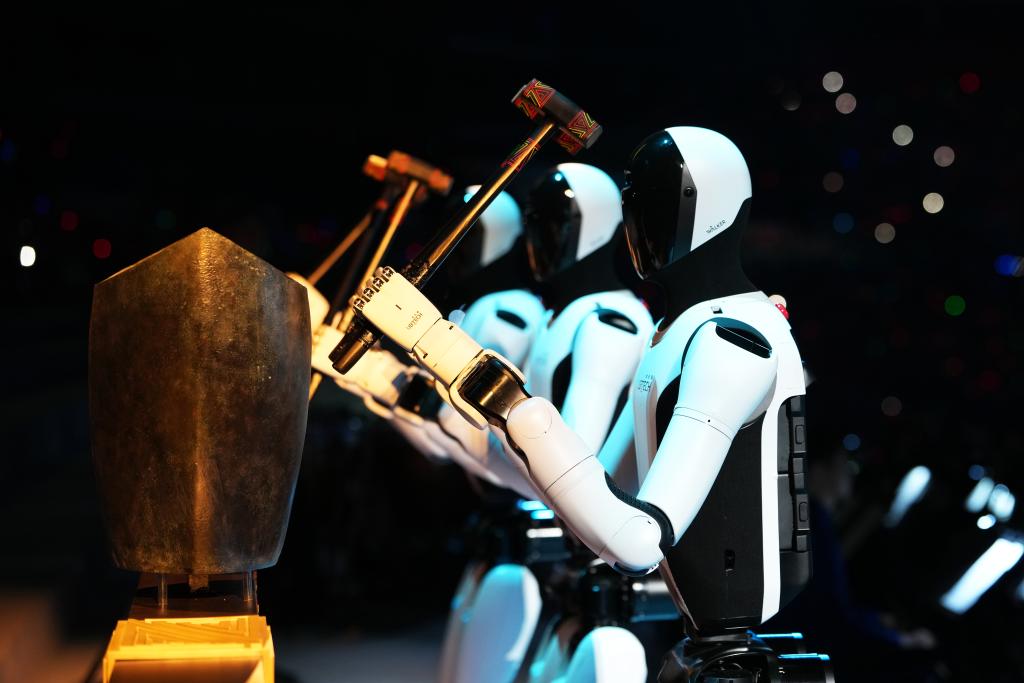 11月9日，機(jī)器人在第十五屆全國(guó)運(yùn)動(dòng)會(huì)開(kāi)幕式現(xiàn)場(chǎng)表演。