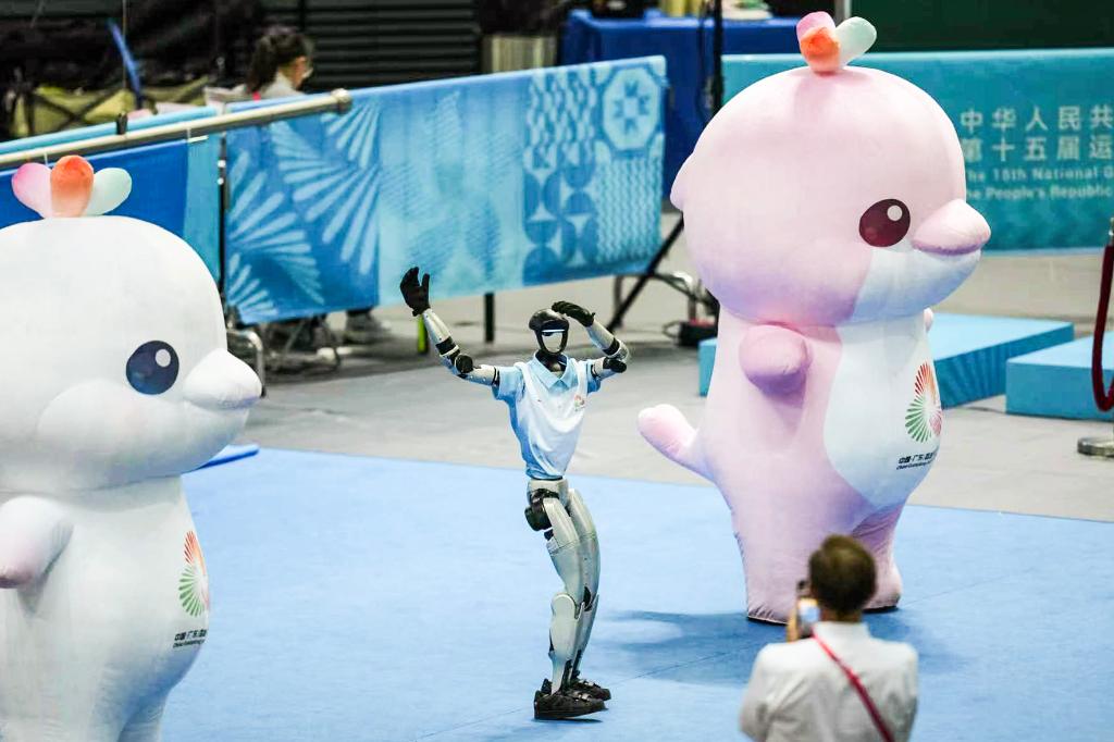 11月13日，吉祥物喜洋洋、樂融融和機器人在場地自行車女子團體競速賽決賽前表演。