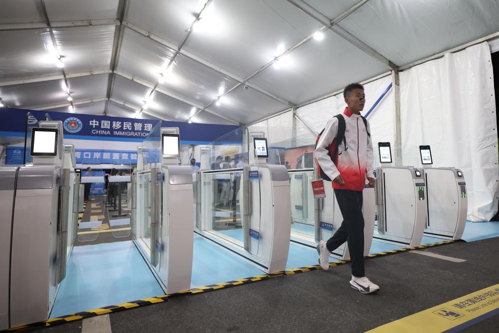 11月15日，全運會歷史上首個跨境馬拉松賽事開賽前，參賽選手在深圳灣口岸前置查驗區完成查驗手續。本次賽事通過智慧管理體系，實現了無感通關。