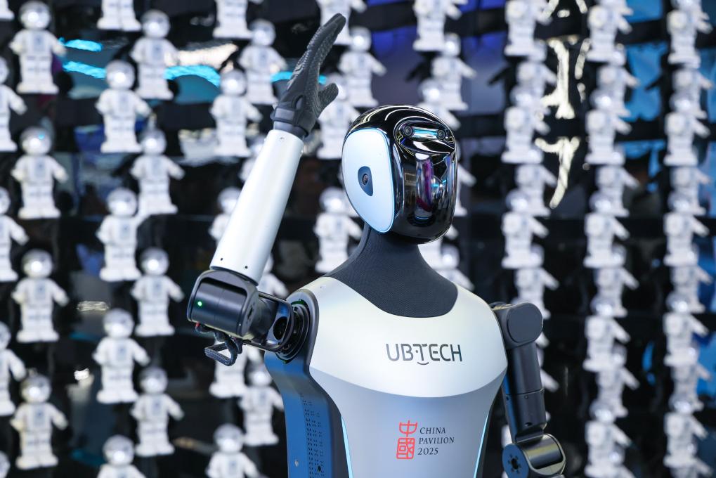 2025年4月23日，在深圳優(yōu)必選科技展廳內(nèi)，商用版人形機(jī)器人Walker C向觀眾揮手致意。