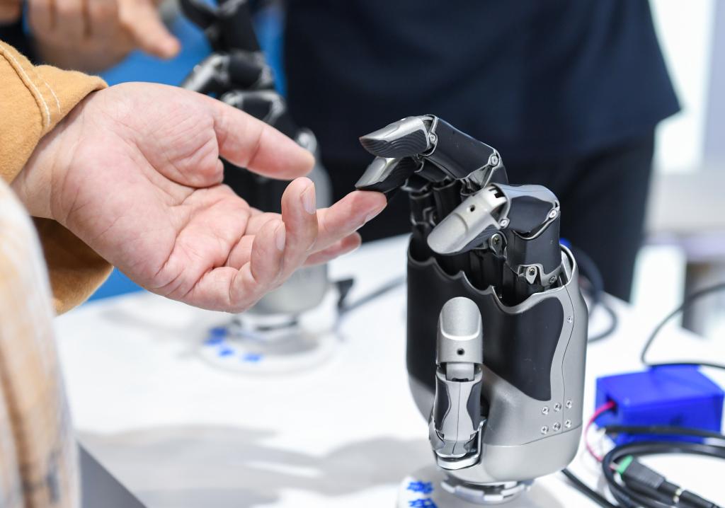 這是2024年11月15日，在深圳舉行的第二十六屆中國(guó)國(guó)際高新技術(shù)成果交易會(huì)上，觀眾體驗(yàn)深圳睿研智能控制有限公司展示的一款靈巧手。近年來(lái)，從基礎(chǔ)零部件到整體系統(tǒng)的智能集成，人形機(jī)器人產(chǎn)業(yè)的多個(gè)賽道正在大灣區(qū)蓬勃發(fā)展。