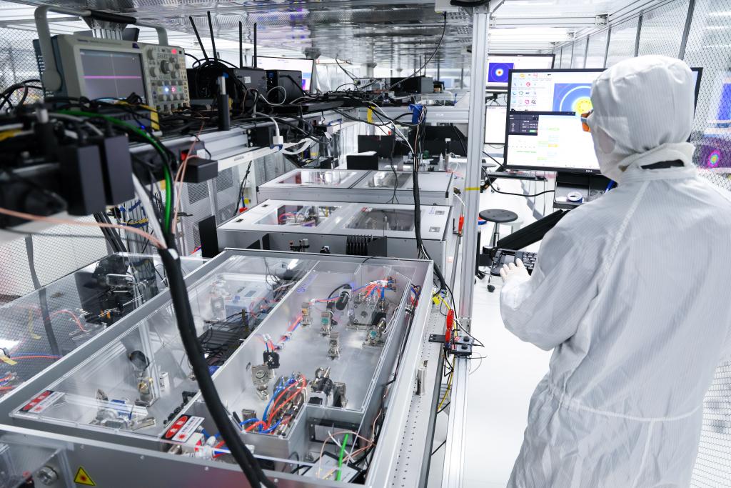 2025年1月10日，科研人員在廣東東莞阿秒科學中心實驗室調試應用于先進阿秒激光設施的高性能激光器。設施建成后，將為物理、化學、材料、信息、生物醫學等多學科前沿基礎研究和產業應用提供有力支撐。