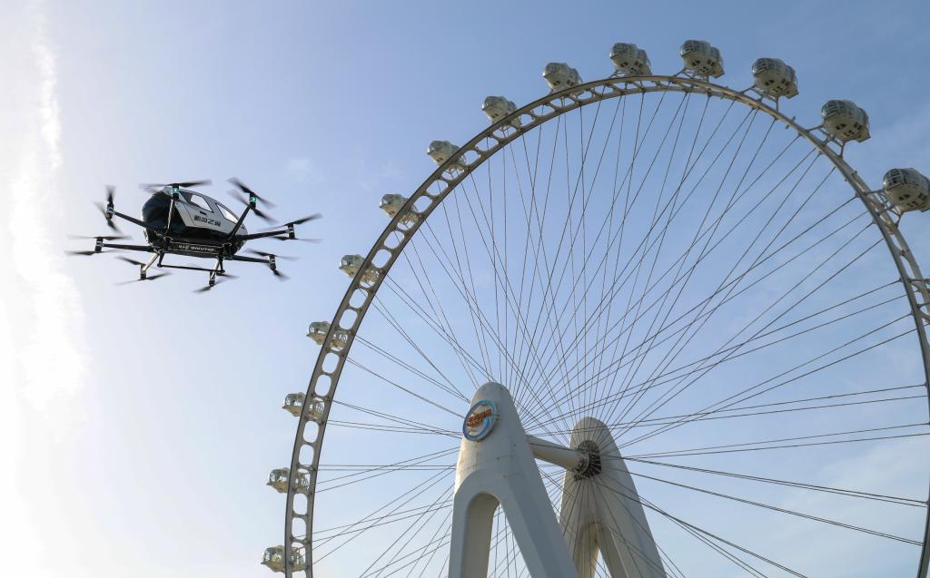 這是2025年4月16日在深圳市寶安區城市空中交通運營示范中心拍攝的億航eVTOL航空器進行展示飛行。