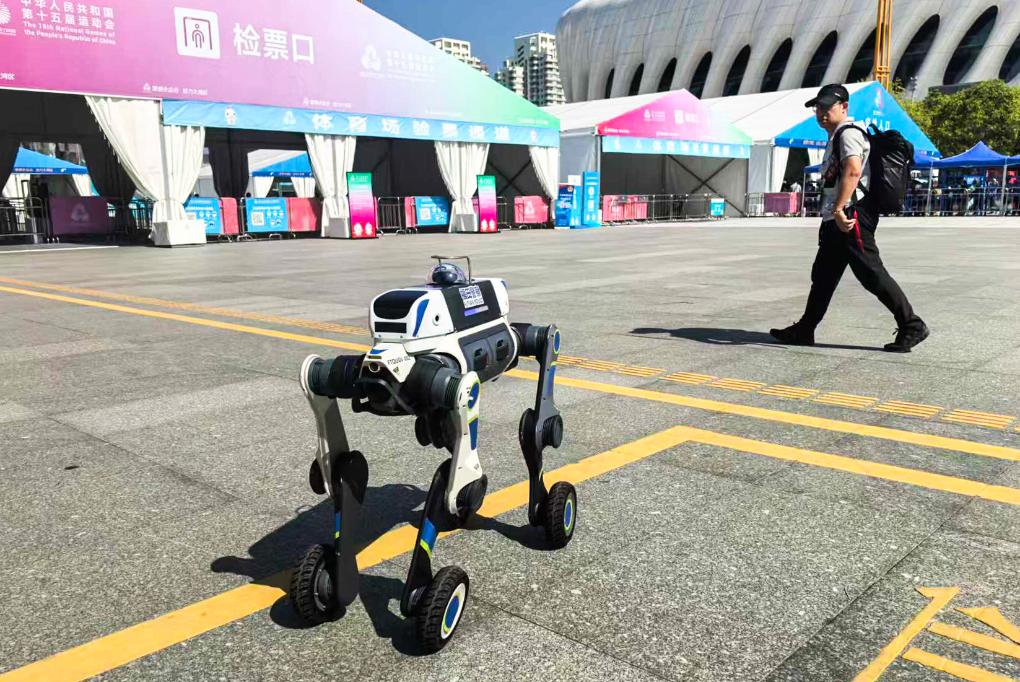 11月15日，深圳警方在場館附近使用“電子狼”警用巡邏機器人。