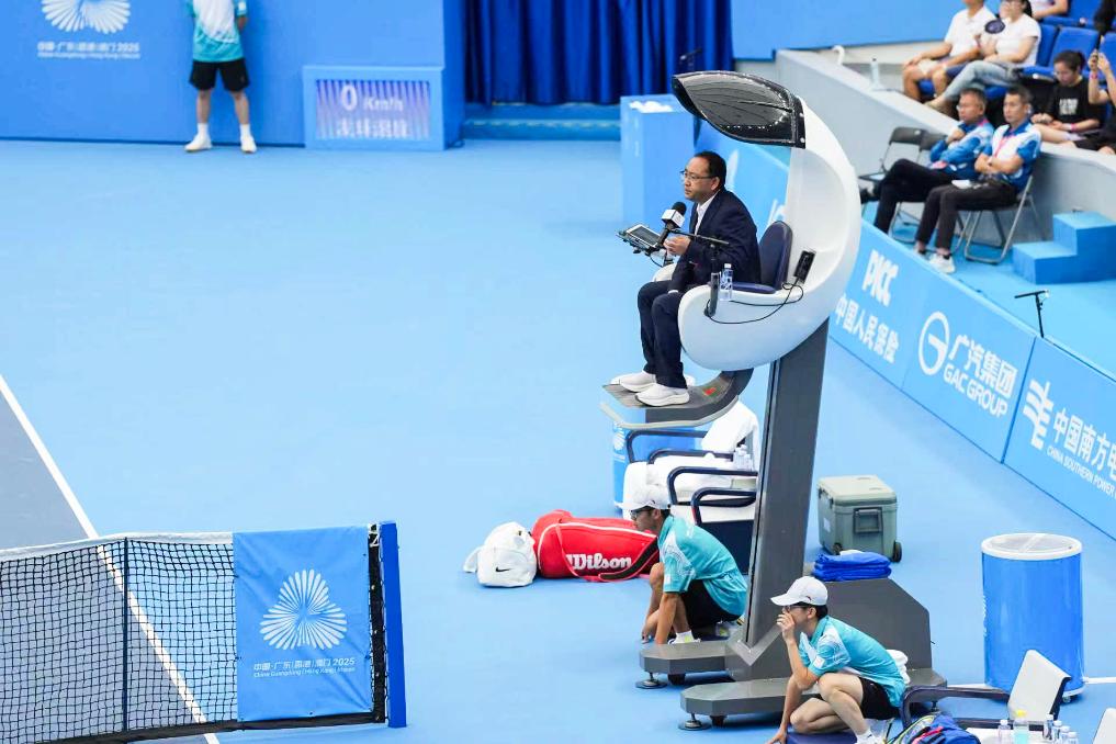 這是11月15日在廣東珠海橫琴網(wǎng)球中心拍攝的智能電動(dòng)升降裁判椅。